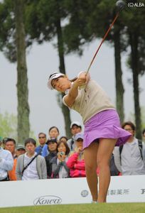 女子ゴルフ:21歳福田真未8アンダー単独首位 勝1打差