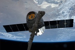 ドラゴン宇宙船:ISSとドッキング 若田船長が捕捉