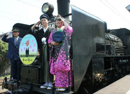 SL披露宴:鉄道好きが高じて 大井川鉄道で山梨カップル 2人の人生の旅、出発進行〜 /静岡