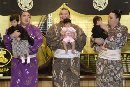 鶴竜「元気に育て赤ちゃん」＝大相撲