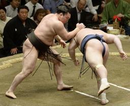 白鵬5連勝で早くも唯一の全勝 横綱、大関安泰 遠藤は4勝目