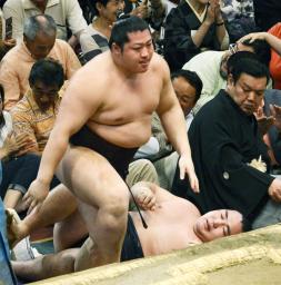 鶴竜、黒星引きずらず「落ち着いて攻められた」/夏場所