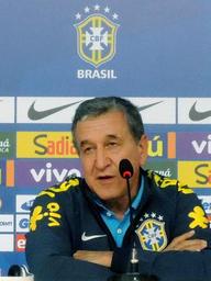 “カナリア”飛び立てない？デモ隊に囲まれたブラジル代表