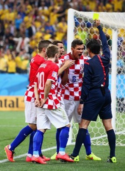 西村主審、勝負分けた判定=初の大役、議論呼ぶPK-サッカー