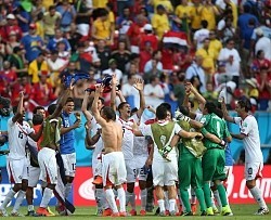 コスタリカ、伊破り16強入り W杯、フランスは大勝