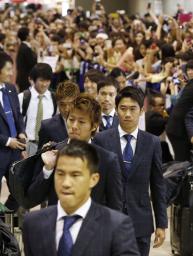 W杯日本代表、笑顔なき帰国
