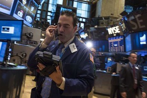 米株はハイテク株買われ小幅高、デュポンは安い