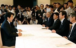 平和国家の変質:集団的自衛権・閣議決定／１（その２止） 「明記」求めた首相