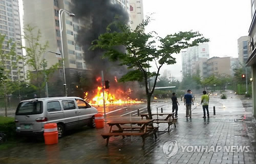 ヘリが住宅地に墜落、５人死亡 沈没船捜索の帰り 韓国