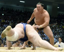 遠藤が大砂嵐を得意の上手投げ!全勝は白鵬のみ/名古屋場所