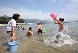 海開き:吉里吉里海岸で4年ぶり 震災後初 岩手・大槌町