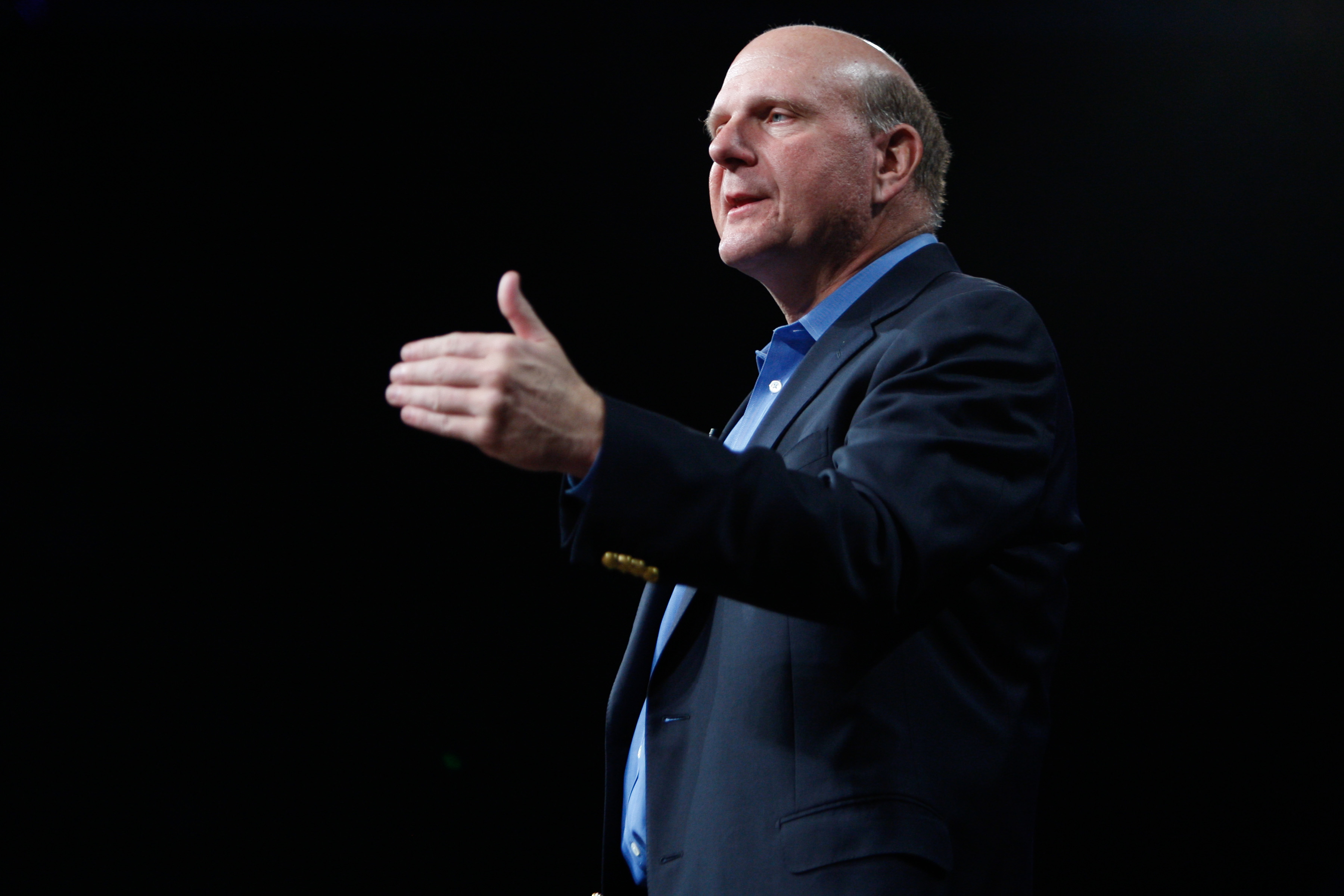 マイクロソフト前ＣＥＯ、取締役退任 ＮＢＡ業務に専念