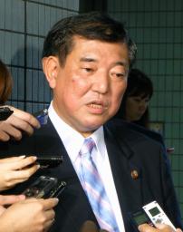 安倍首相、外相留任を検討=政策の継続性重視