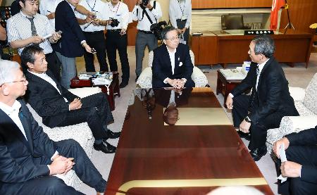 再生の針路:'１４知事選 佐藤知事、来週にも進退表明 出馬要請の４者に言及 ／福島