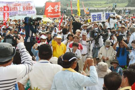 辺野古で5500人が抗議 沖縄、飛行場移設反対し集会