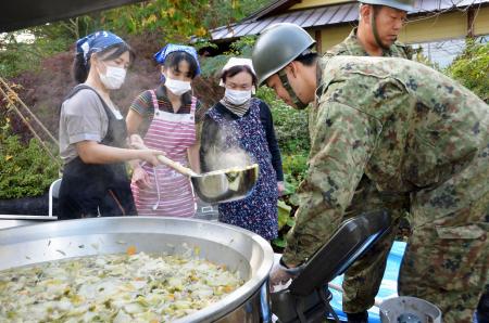御嶽山噴火:自衛隊員らに炊き出し600食 長野・王滝村の主婦ら
