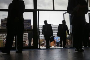 米新規失業保険申請件数、増加も14年ぶり低水準維持