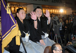 白鵬32度目Vへの軌跡 来日15年「青白時代」から「青白冷戦」へ…