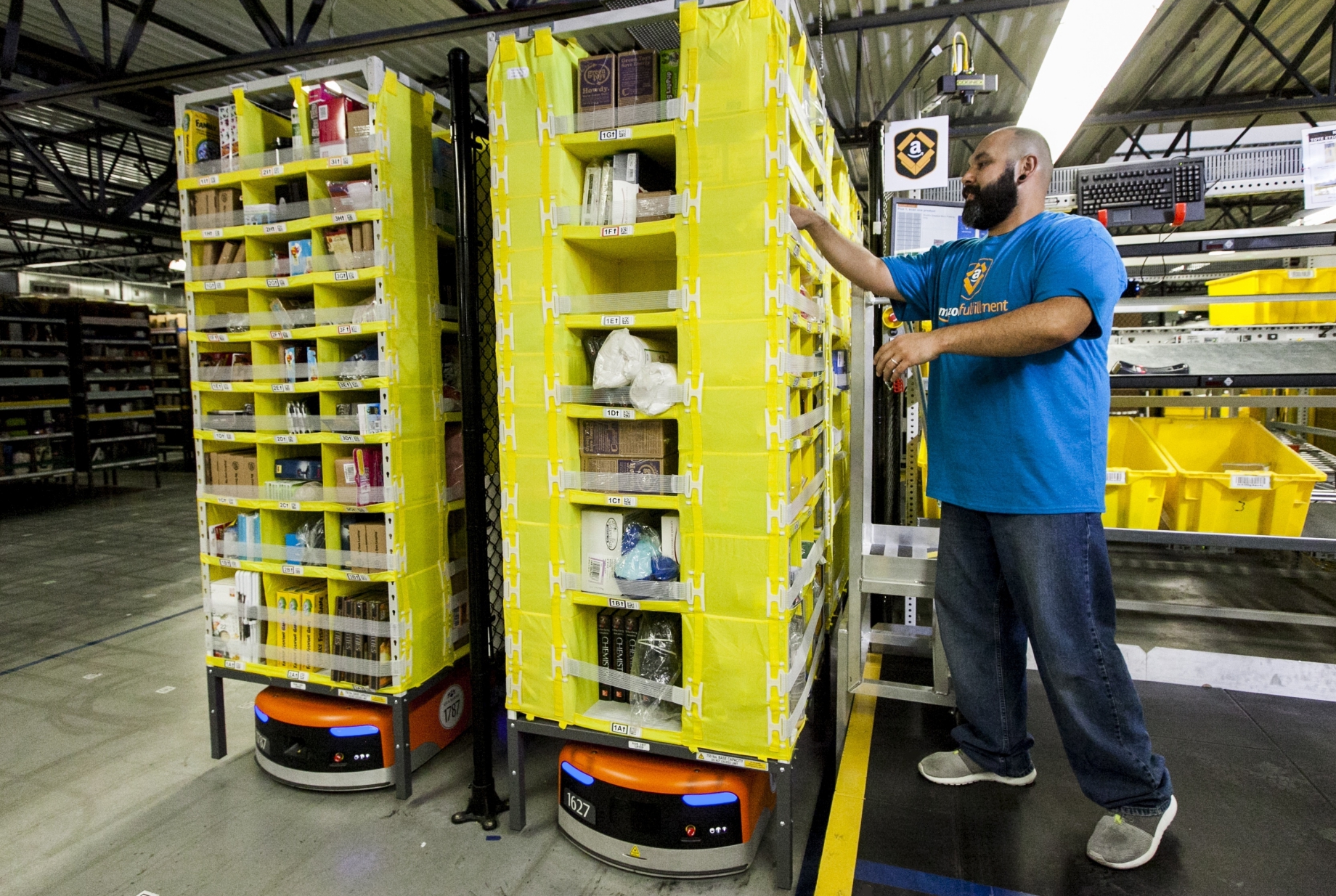 このクールなロボットたちが、Amazonの注文を捌いている