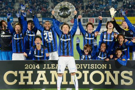 遠藤もびしょ濡れに！Ｇ大阪が祝勝会でビールかけ
