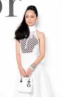 中島美嘉 結婚祝福の声に微笑で会釈