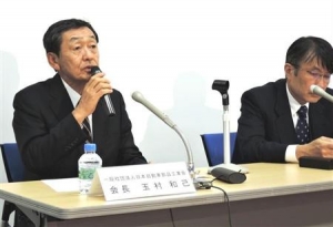 記者会見する日本自動車部品工業会の玉村和己会長(左)=12日午後、東京都港区