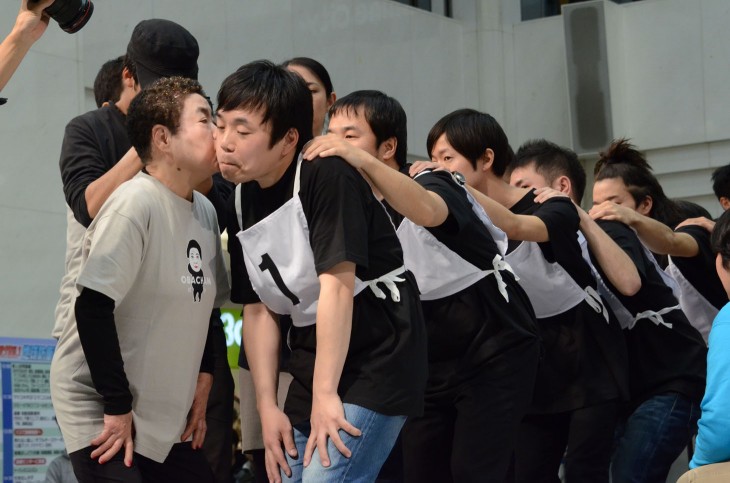 「ガキの使い」のシンデレラガール!おばちゃん1号がキスでギネス達成