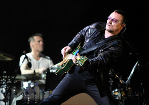 U2ボノ「二度とギター弾けないかも」 事故で大けが