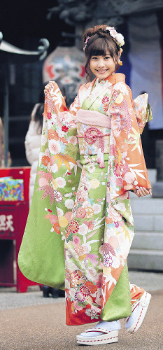 佐野ひなこ 一足早い成人式 絵馬に抱負「今年はたくさん貯金する!!」