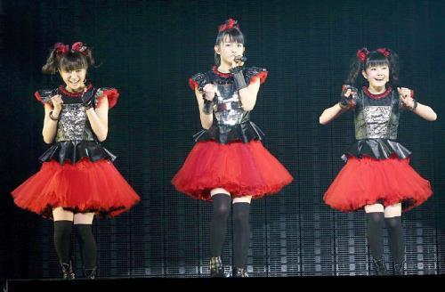 ベビーメタル、2万人とヘドバン15曲「全国ツアーやってみたいDEATH!」