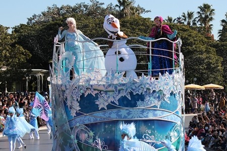 ディズニーランド『アナ雪』イベント開幕! アナ&エルサ登場のパレード披露