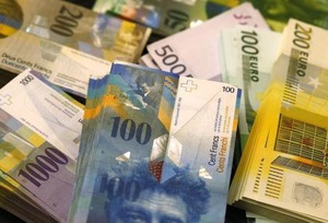 スイスフラン、無制限介入終了 マイナス金利拡大