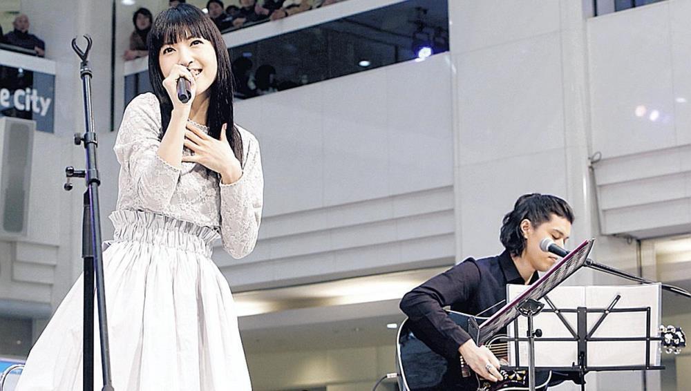 神田沙也加、アルバム発売イベントにミニスカで登場!収録曲を熱唱