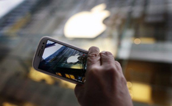 スマホ世界出荷、13億台…前年比27・6%増 2015年02月01日 21時24分