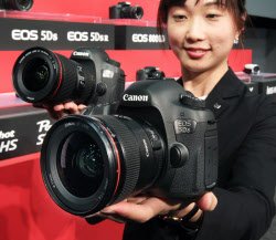 キヤノン、デジカメ新たに13機種 シェア45%目指す