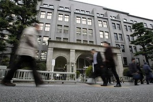 輸出で稼ぐ構造変化 14年の経常黒字、最小2.6兆円
