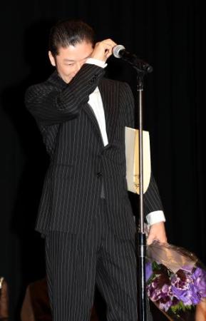 浅野忠信、主演男優賞に男泣き!来年の司会は「みかんの袋かぶって」