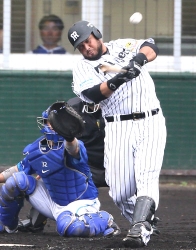 虎・ゴメス、今季初実戦の初打席で左翼線二塁打