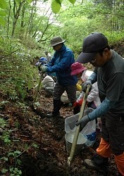 富士山再生キャンペーン:１時間半でごみ３００キロ 清掃ツアー