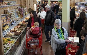 米個人消費支出:4月は変わらず-所得の増加分が貯蓄に回る
