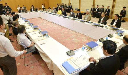 病院ベッド:20万床削減 在宅・介護施設移行前提 政府2025年推計