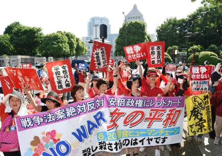 安保法案反対 怒る「人間の鎖」 国会前デモに1万5千人