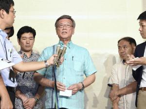 自民勉強会問題:沖縄侮辱、百田氏発言を陳謝 官房長官、翁長知事に