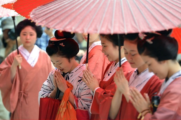 お千度：芸舞妓、そろいの浴衣で 京都・八坂神社