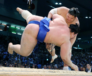 新大関の照ノ富士、思わぬ苦戦 「バタバタした」