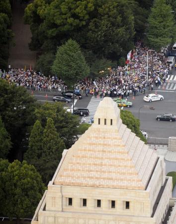 国会周辺デモ 10万人が集結「国民なめんな」