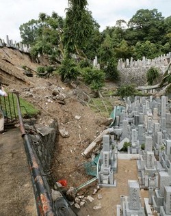 台風11号:京都大谷墓地、土砂崩れ被害