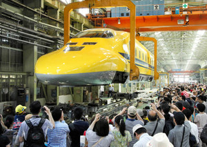 JR東海浜松工場でドクターイエロー公開