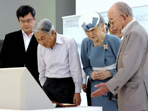 両陛下、赤崎教授らからLED開発の説明受ける 2015年07月26日 20時04分