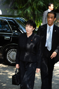 終戦の日:2閣僚が靖国参拝 首相は私費で玉串料奉納